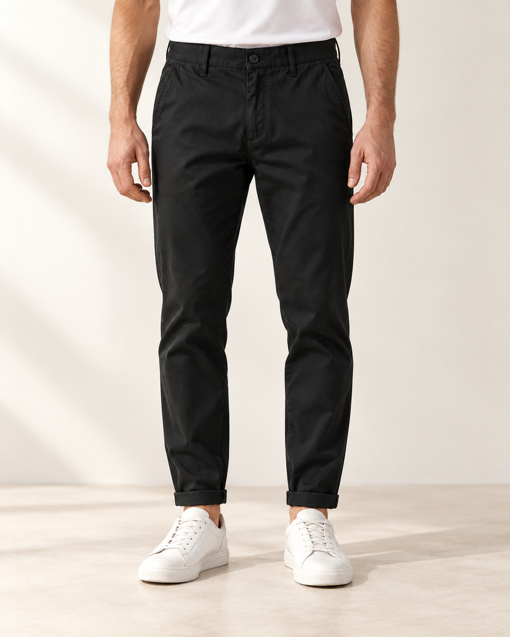 Uomo con pantalone nero Antica Roma, vista frontale su fondo chiaro