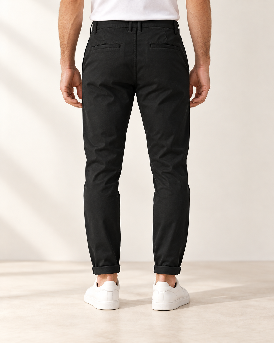 Pantalone nero indossato, vista posteriore