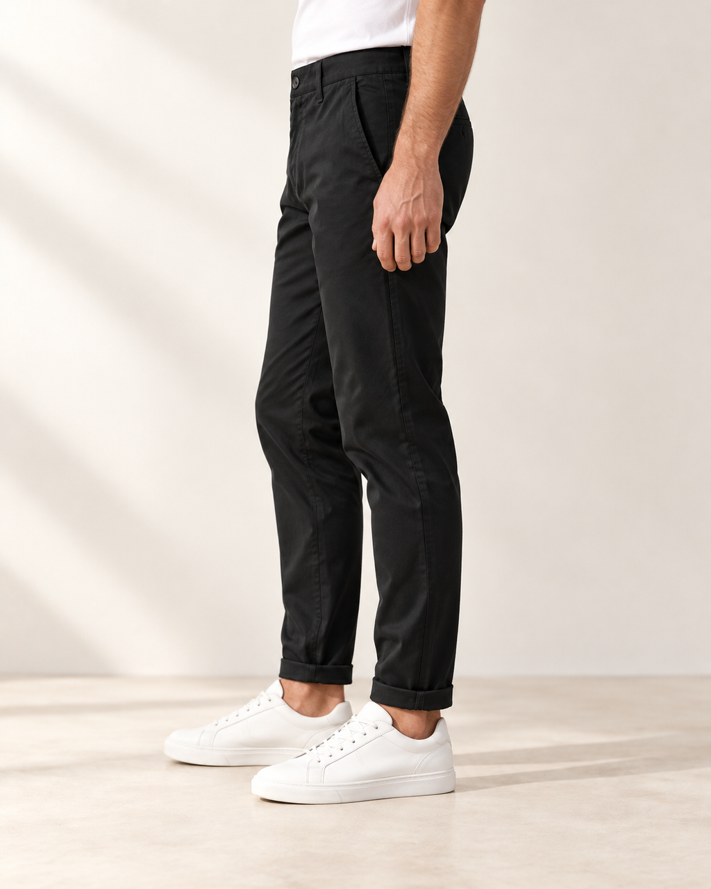 Pantalone nero indossato, vista laterale
