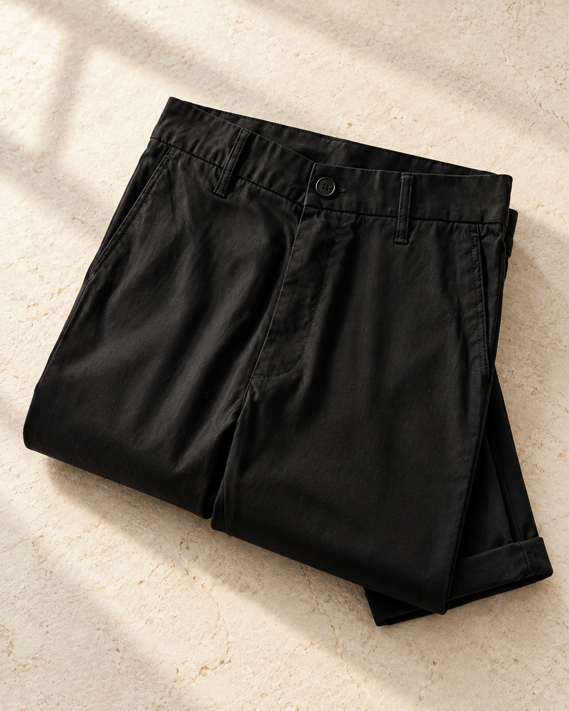 Pantalone nero piegato su una superficie chiara